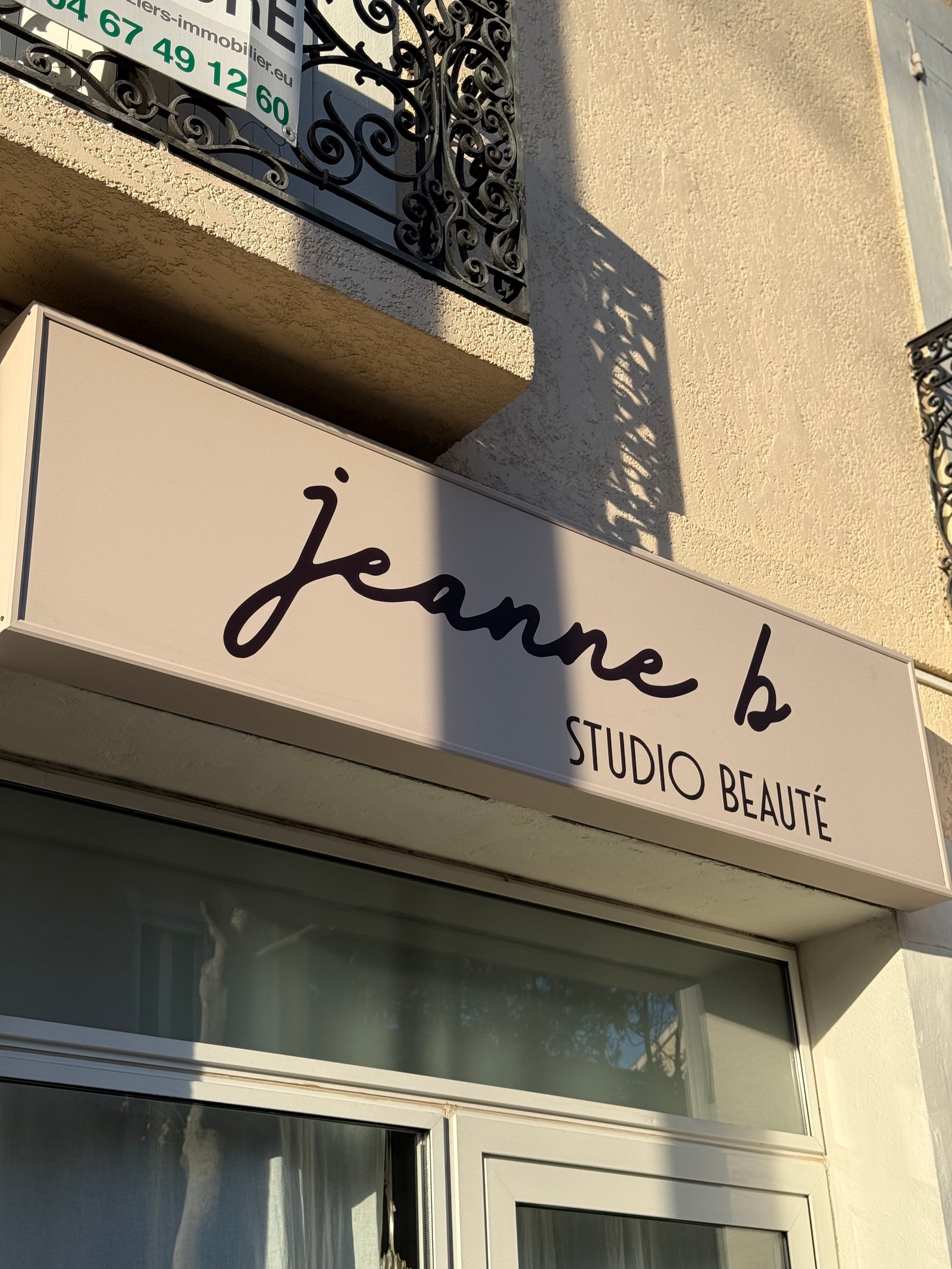 Jeanne B Studio Beauté gros plan – Covering enseigne