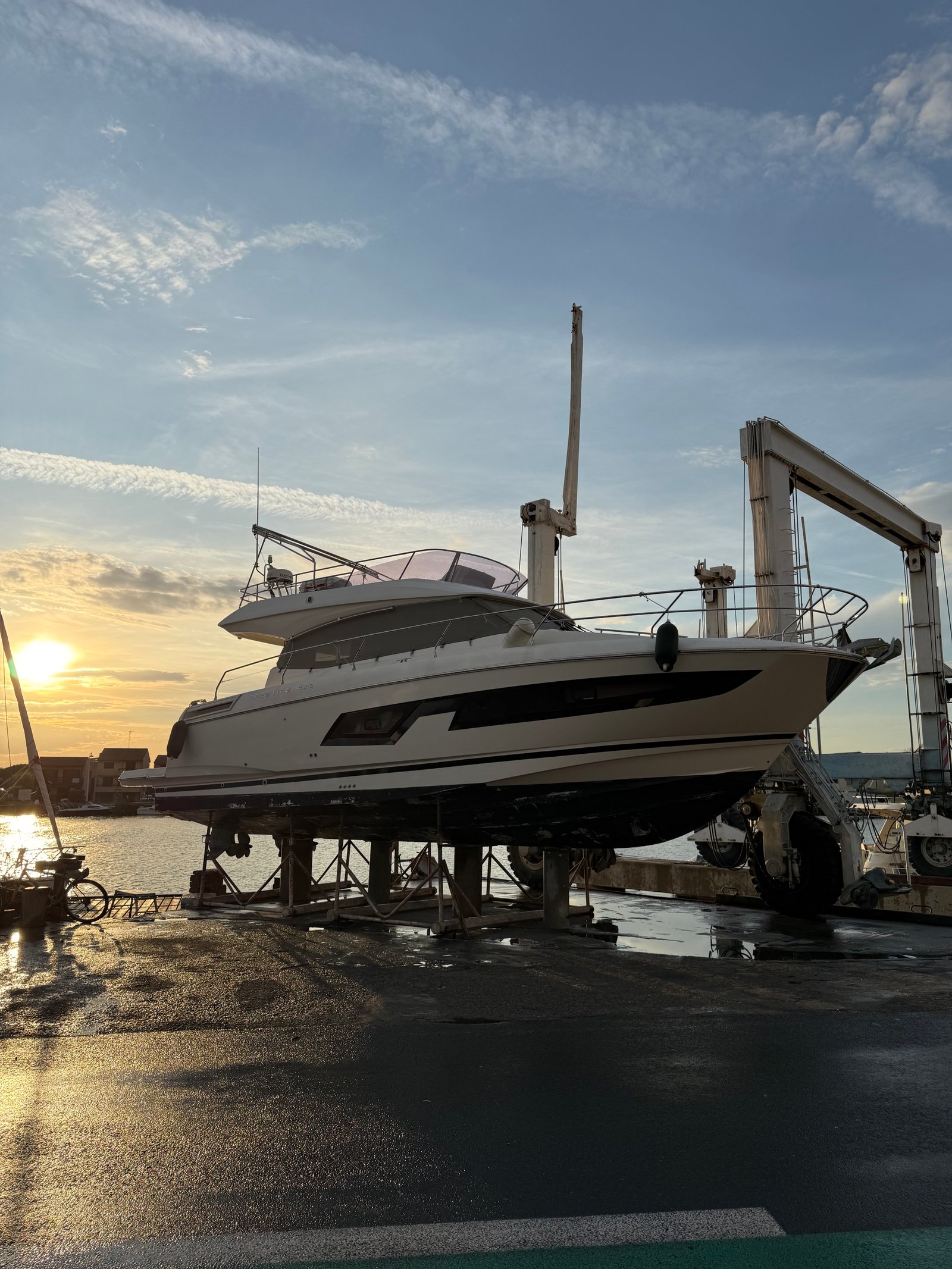 Prestige 590 vue de profil coucher de soleil