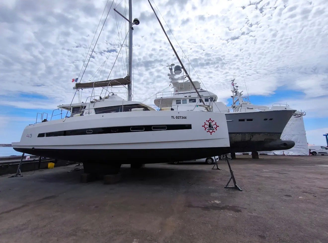 Catamaran Bali 43 covering