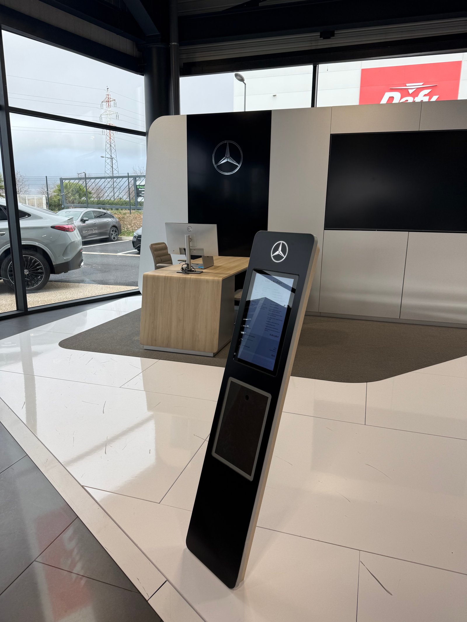 Mercedes Showroom – Mur Noir Brillant