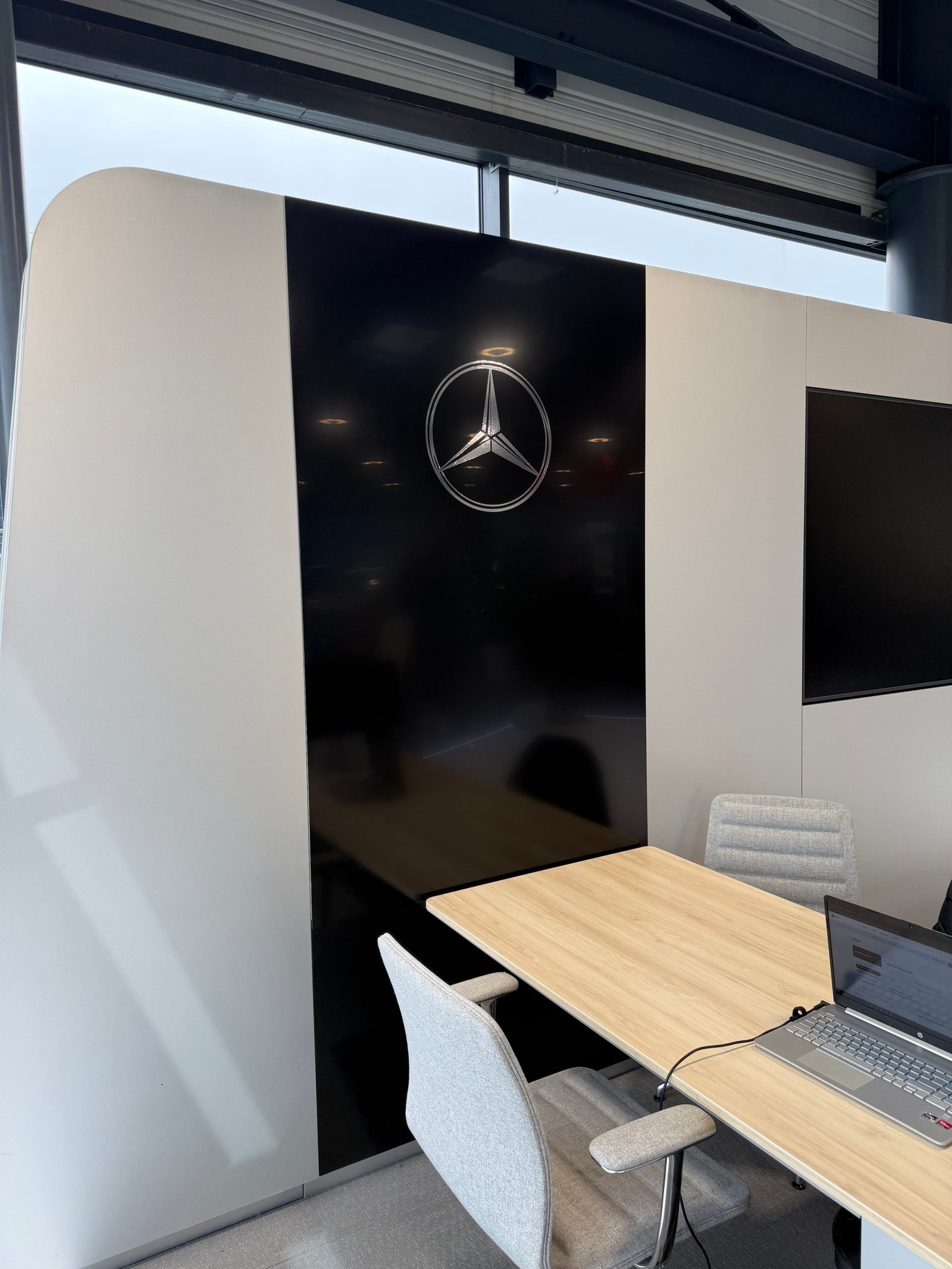 Mercedes Showroom – Vue d'ensemble