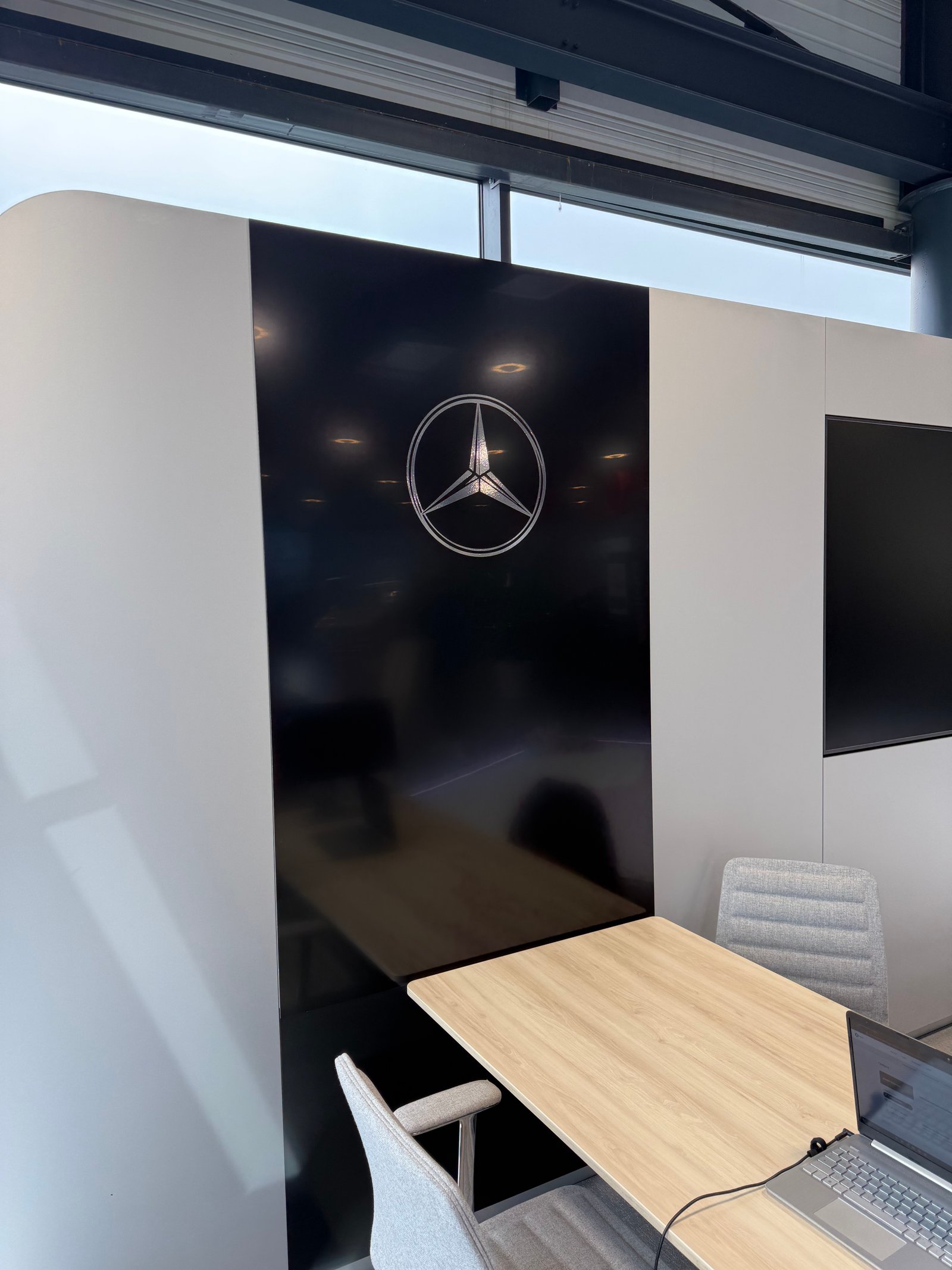 Mercedes Showroom – Borne interactive